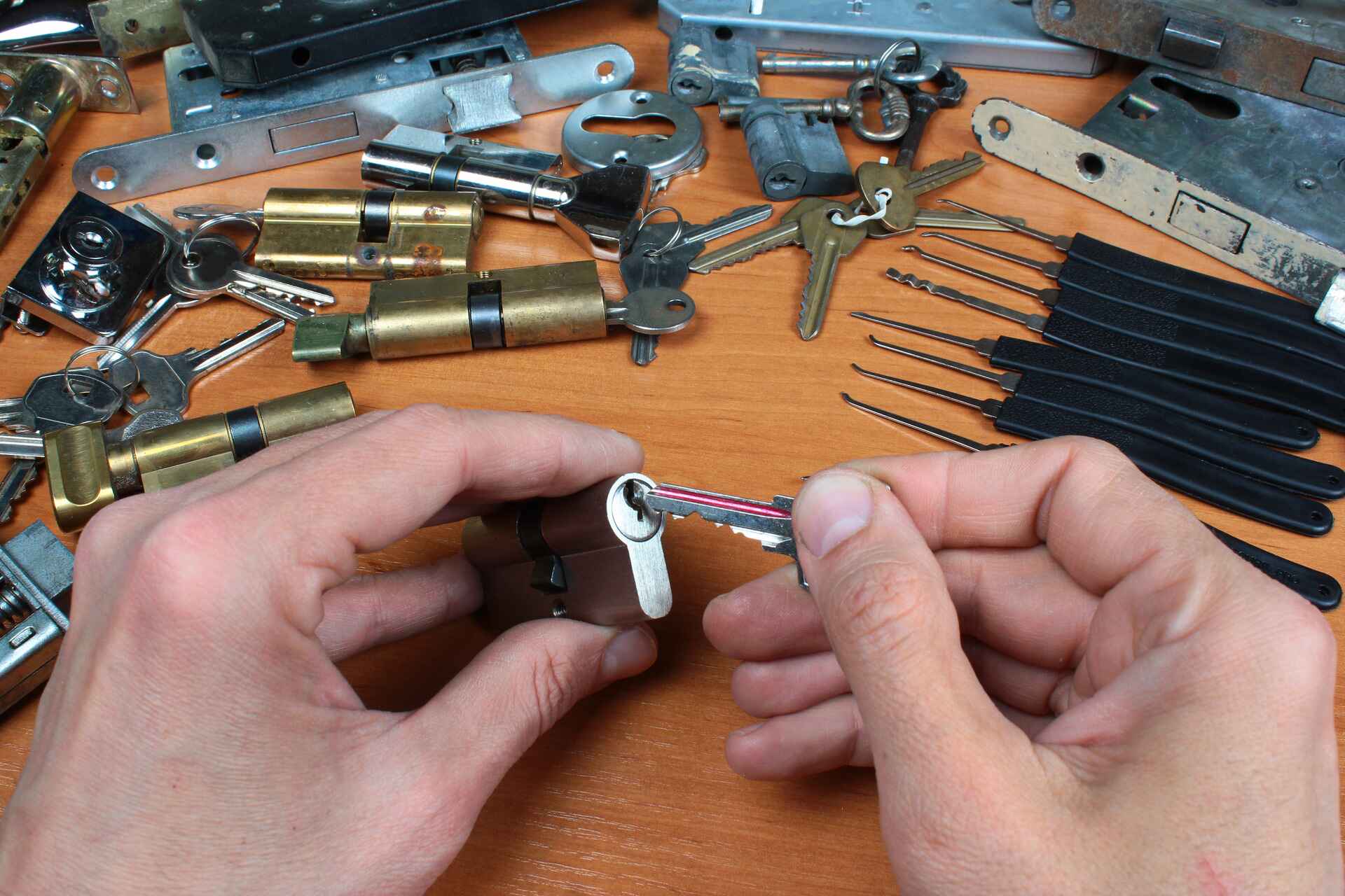 Mobile locksmith unlocking car door in Northern New Mexico